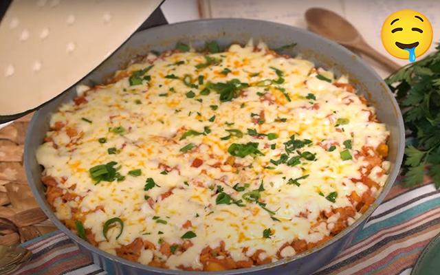 Delícia de arroz com linguiça toscana é o almoço simples e completo de uma panela só