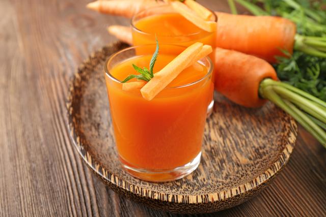 Para os amantes dos legumes, o suco de cenoura sempre é uma boa pedida (Créditos: Shutterstock)