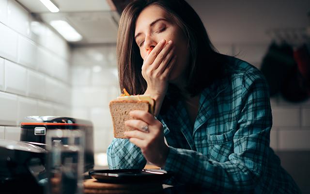 Os piores alimentos que você pode comer antes de dormir que vão arruinar a seu sono