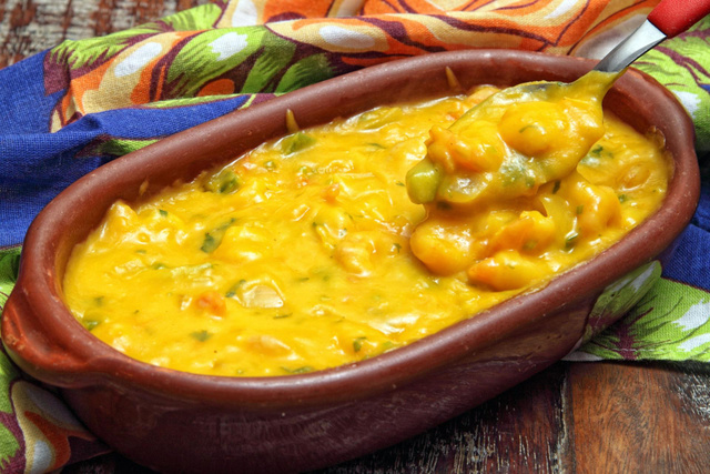 Travessa com bobó de camarão cremoso e cheio de sabor (Créditos: Shutterstock)