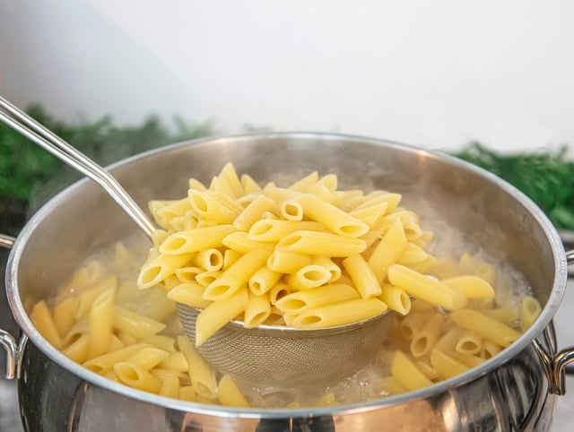 Tem 20 minutos? Então o jantar tá garantido com esse macarrão vegano cremoso que conquista até quem ama carne