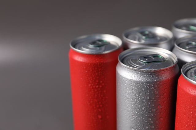 Para que serve pendurar latas de refrigerante no jardim? Essa técnica está se tornando popular e a explicação é simples