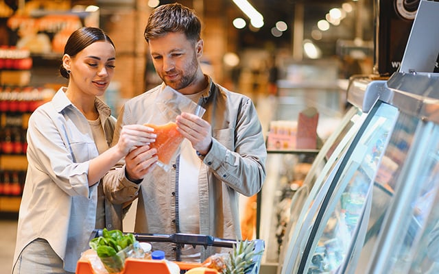 É verdade que quanto mais laranja o salmão, mais benéfico ele é? Desmistificando ideias erradas sobre a cor da carne do peixe