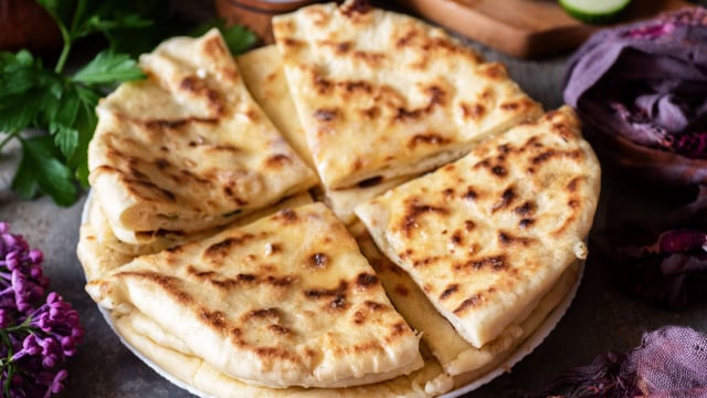 Pão pita com iogurte, queijo cottage e acelga (Créditos: Shutterstock)