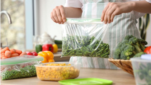É importante congelar os alimentos ainda frescos para aumentar sua durabilidade e preservar a qualidade (Créditos: Shutterstock)