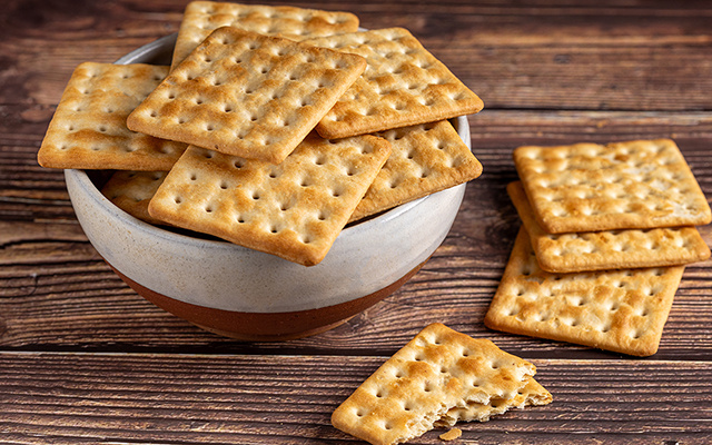 Existe um motivo para as bolachas água e sal - tipo cream cracker -  terem furinhos