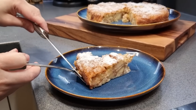 Essa é a melhor e mais fácil torta de maçã que já fiz e comi na vida: receita de sobremesa rápida de fazer, nem precisa bater a massa!