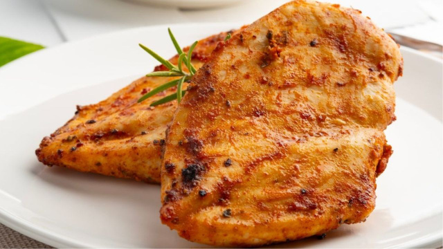 Peito de frango na airfryer fácil e suculento: esse é o truque para ficar saboroso e molhadinho