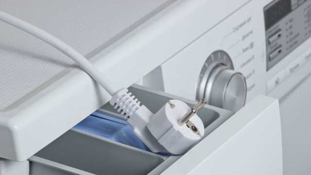 Tirar a máquina de lavar da tomada depois de usar: quando é necessário? (Créditos: Canva)