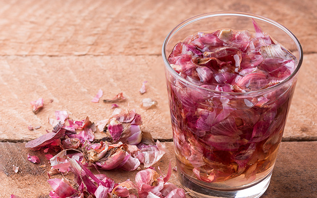 Coloque as cascas de cebola na água: o truque natural que quase ninguém conhece