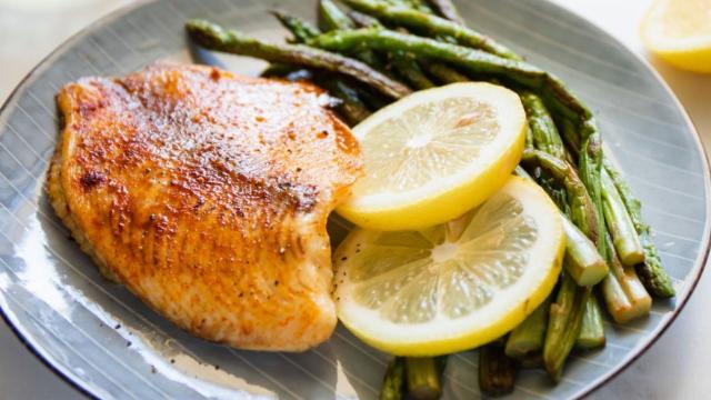 Se você quer uma receita de Páscoa na airfryer prática, precisa fazer esse filé de peixe (Créditos: Shutterstock)