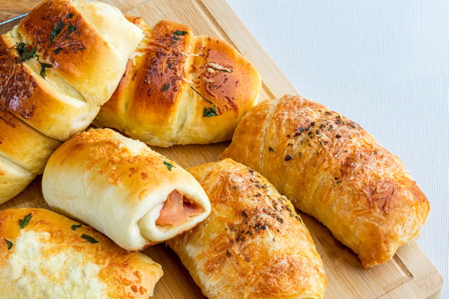 Sem precisar esperar a massa crescer: rolinhos rápidos de presunto e queijo