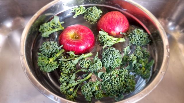Como higienizar frutas e verduras do jeito certo se os alimentos sempre bóiam pro mesmo lado?