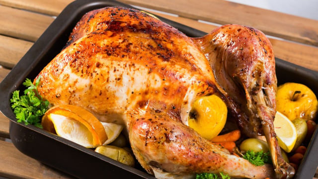 Esse é o tempo de cozimento para o frango assado, de acordo com o peso, para que fique suculento e crocante
