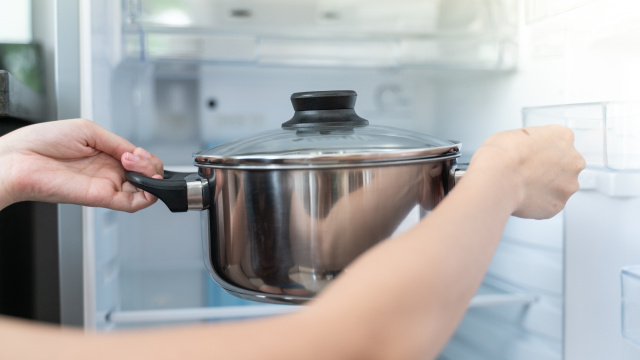 Você guarda panela com comida na geladeira? Descubra por que você deveria evitar esse hábito