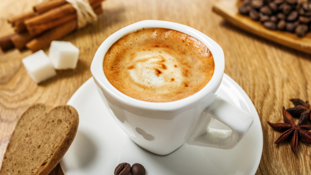 Por que se adiciona uma gota de água filtrada ao café: a física que muda o aroma da bebida