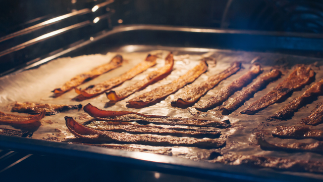 Você não vai acreditar, mas dá para fazer bacon vegano com um ingrediente surpreendente, e fica iguazinho!