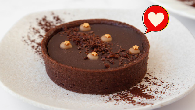 Tive que aumentar o treino de cardio depois que me ensinaram essa receita porque não consigo parar de comer: essa tortinha de chocolate é surreal de tão cremosa!