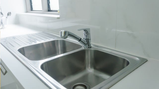 Veja como deixar sua pia de inox brilhando como nova de um jeito simples (Créditos: Canva)