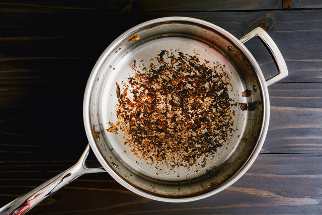 O melhor truque caseiro para remover restos de alimentos queimados na frigideira (com apenas 2 ingredientes!)