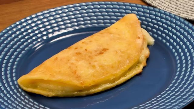 Nem crepe, nem omelete: pão de queijo tamanho família e feito na frigideira é a receita perfeita para o lanche