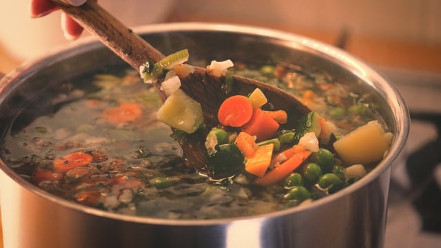 O segredo para deixar qualquer caldo mais gostoso está em um ingrediente que você já tem em casa