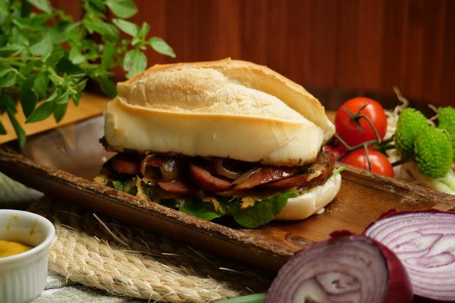 Experimente fazer esse sanduíche de linguiça calabresa quando quiser um lanche em dia de bloco (Créditos: TudoGostoso)