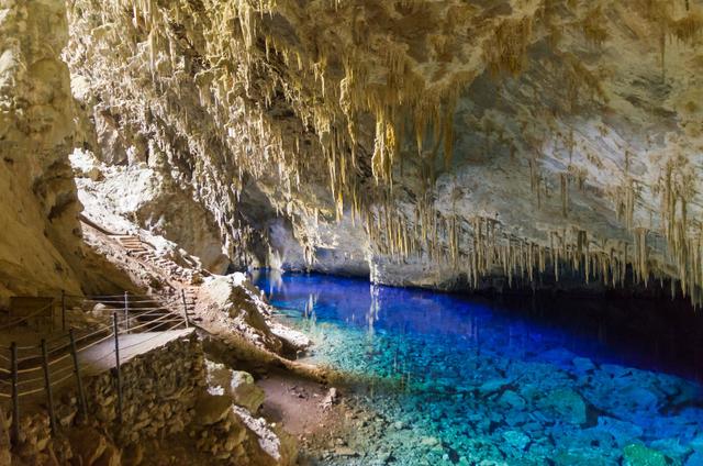 A Gruta do Lago Azul tem a sua própria definição de sombra e água fresca (Créditos: Shutterstock)