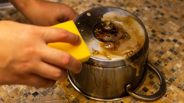 Pouca gente sabe, mas com esses ingredientes naturais você recupera qualquer panela suja e manchada