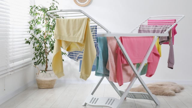 Pare de insistir em estender a roupa no varal para secar! Uma chinesa especialista em organização ensina 3 dicas para "economizar 200 horas por ano" e ignorar o clima