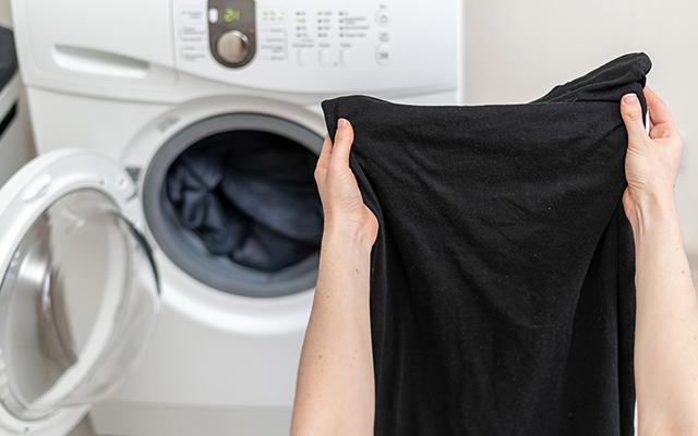 10 dicas para lavar roupas pretas do jeito certo e evitar que as peças escuras desbotem