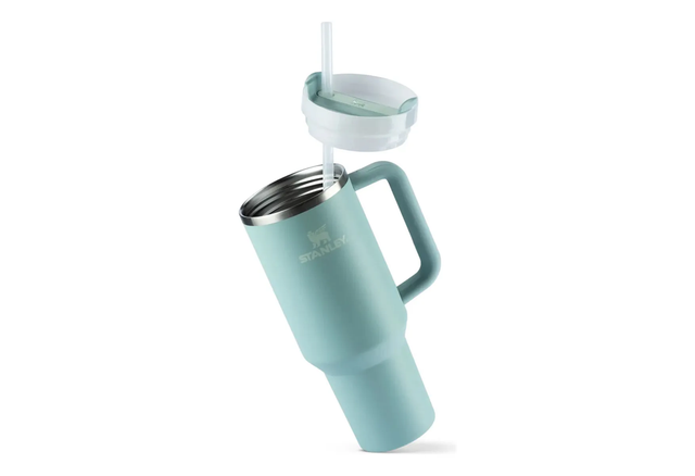 Com design moderno, o copo Stanley mantém sua bebida na temperatura certa (Divulgação: Mercado Livre).