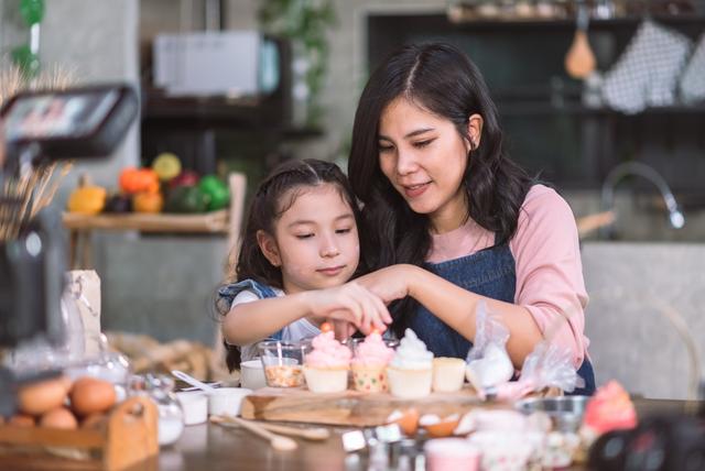 Cozinhar com crianças pode ser divertido e educativo ao mesmo tempo. (créditos: Shutterstock)