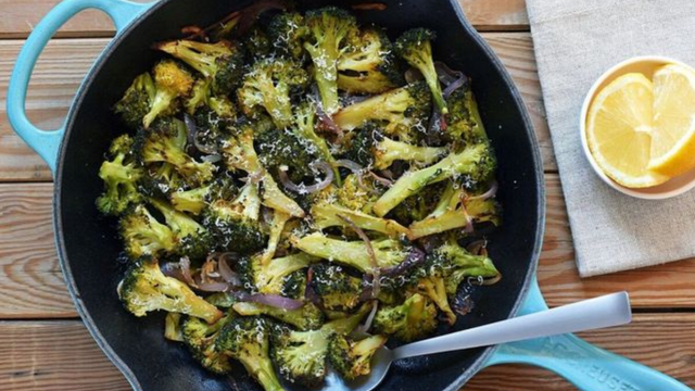Brócolis assado na panela com anchovas e queijo parmesão: essa é a receita mais deliciosa e fácil para aproveitar ao máximo esse vegetal