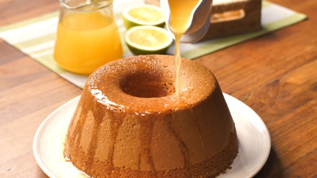 Para o bolo ficar bem molhadinho e ainda mais saboroso, a dica é regar a massa pronta com uma caldinha de suco de laranja (Créditos: TudoGostoso)