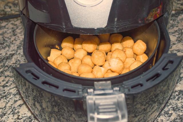 Petiscos na airfryer: 7 receitas com queijo rápidas e fáceis para fazer na fritadeira