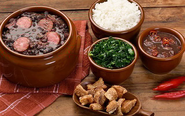Quais são os ingredientes da feijoada? Eu te conto e ainda ensino o jeito certo de fazer o prato típico para ninguém botar defeito!