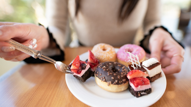 O que fazer depois de exagerar no açúcar: dicas de especialistas para se recuperar sem dietas radicais