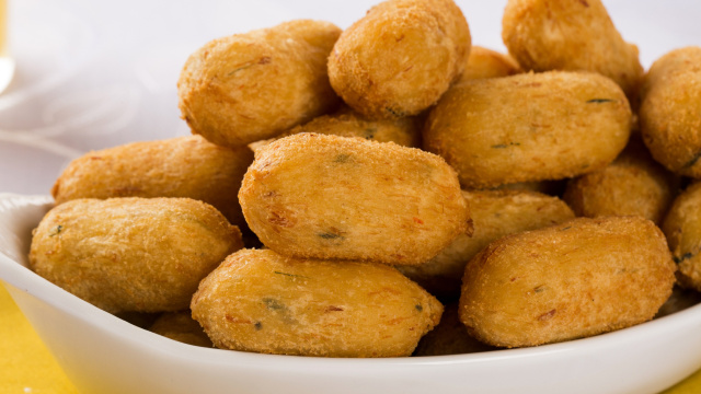 Aprenda a fazer um bolinho de mandioca delicioso para petiscar em casa: crocante e sequinho por fora