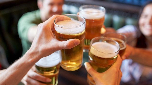 Um nutricionista explicou qual bebida alcoólica causa as piores ressacas e como a cor influencia nisso