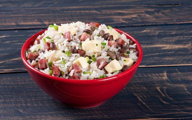 O baião de dois tem esse nome pela união de arroz e feijão (Créditos: TudoGostoso)
