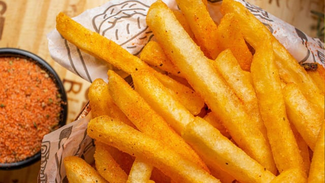 Fritar batata é coisa do passado: esse truque deixa as batatas crocantes como de restaurante em pouco tempo