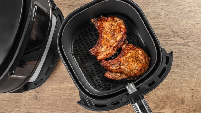 Com as dicas do TudoGostoso a bisteca na fritadeira elétrica fica uma delícia (Créditos: Shutterstock)
