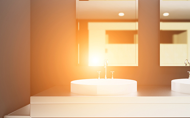 A ideia genial de uma designer de interiores que transformou um banheiro pequeno e muito escuro: "Agora a luz entra e banha o cômodo"