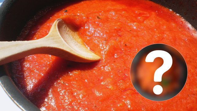 Nem açúcar, nem bicarbonato: esse é o ingrediente que realmente corta a acidez do molho de tomate