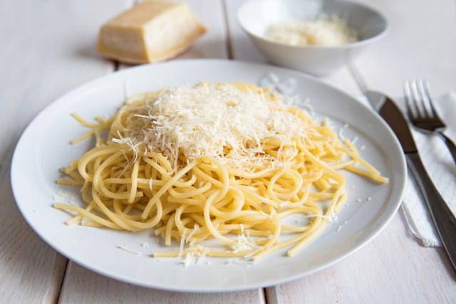 Seu macarrão pode estar cheio de bactérias! Veja quais marcas de queijo estão sendo vendidas contaminadas