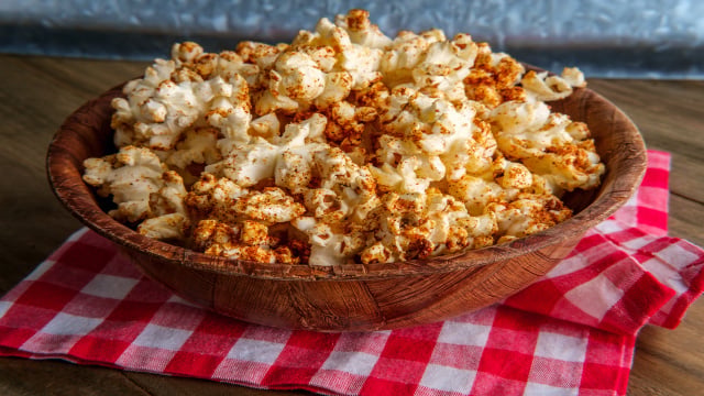 Pipoca preparada com especiarias naturais para trazer mais sabor e saúde na hora da torcida. (Foto: Shutterstock)