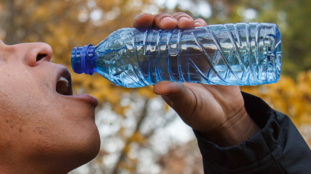 Todo mundo faz, mas poucos sabem que o hábito de reutilizar garrafas de plástico com água é muito perigoso e aqui está por quê