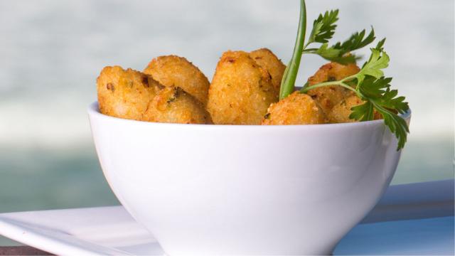 O bolinho de arroz vegano fica supercrocante por fora e macio por dentro (Créditos: TudoGostoso)