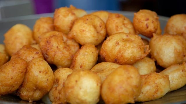 Esse bolinho de mandioca é ideal para fazer na fritadeira elétrica (Créditos: TudoGostoso)